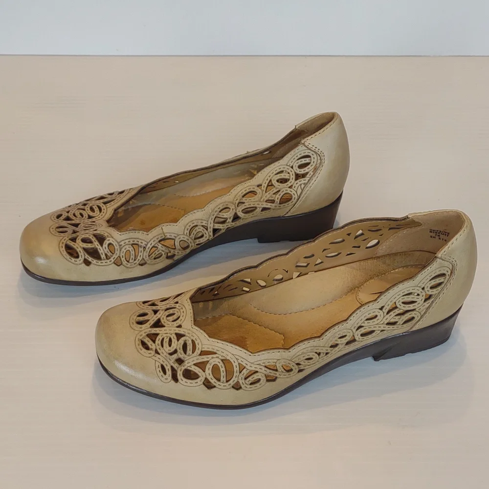 Earth Shoe Leather Bayside Biscuit Heavy Padded Laser Cut Scroll Slip On Wedges